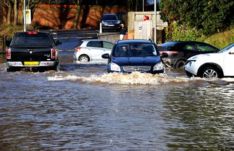 WATER PARK: Drivers battle through the floodwater on the car park of Pitchcroft racecourse. 5112209007