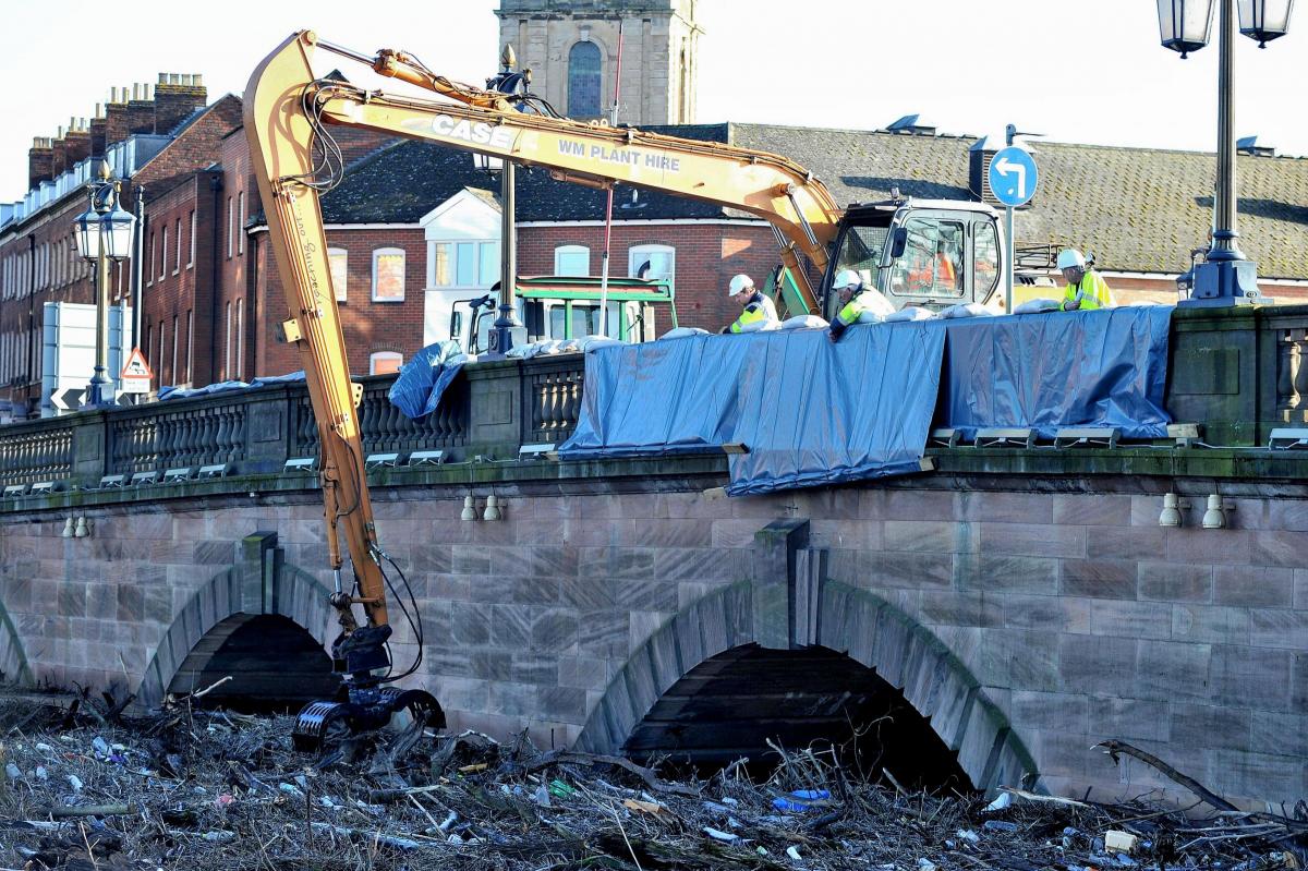 Flotsum trapped against Worcester bridge is being cleared away the Highways Agency.0714522910