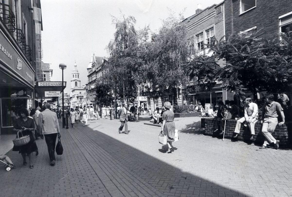 Flower beds along the very first stretch of the pedestrianised High Street were removed as part of a scheme for pedestrianisation of the final stretch of the High between Bank Street and The Cross in 1991. The brickwork flowerbeds were introduced in the m