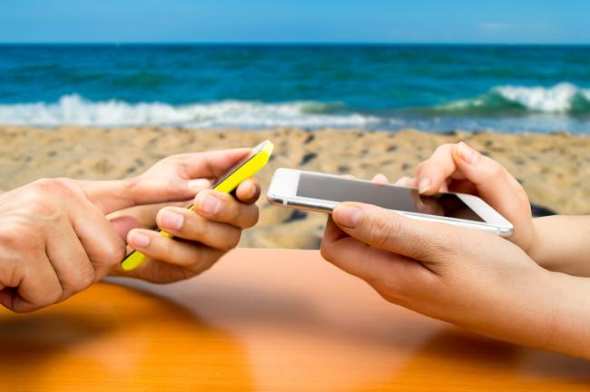 Αποτέλεσμα εικόνας για One in four couples could see their holidays and relationships ruined this summer due to Social Media addiction