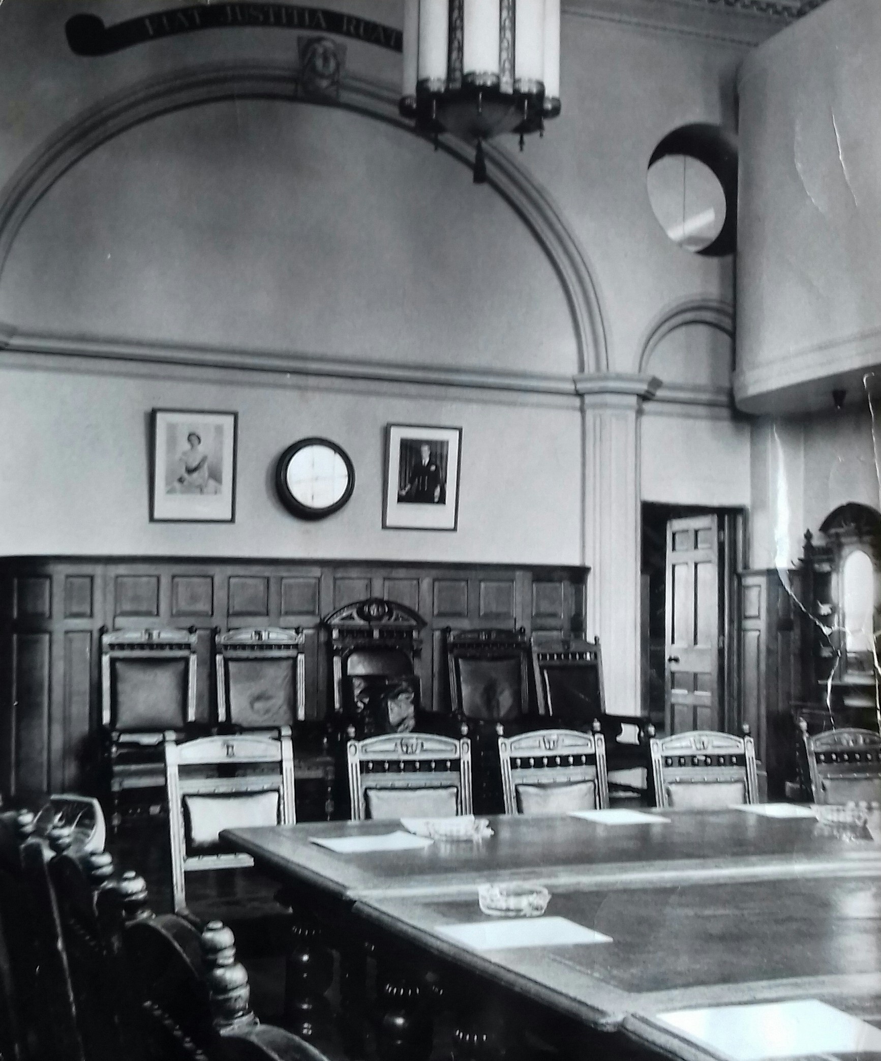 The Guildhall courtroom. Both county and city courts were held there until the Shirehall was built in 1835