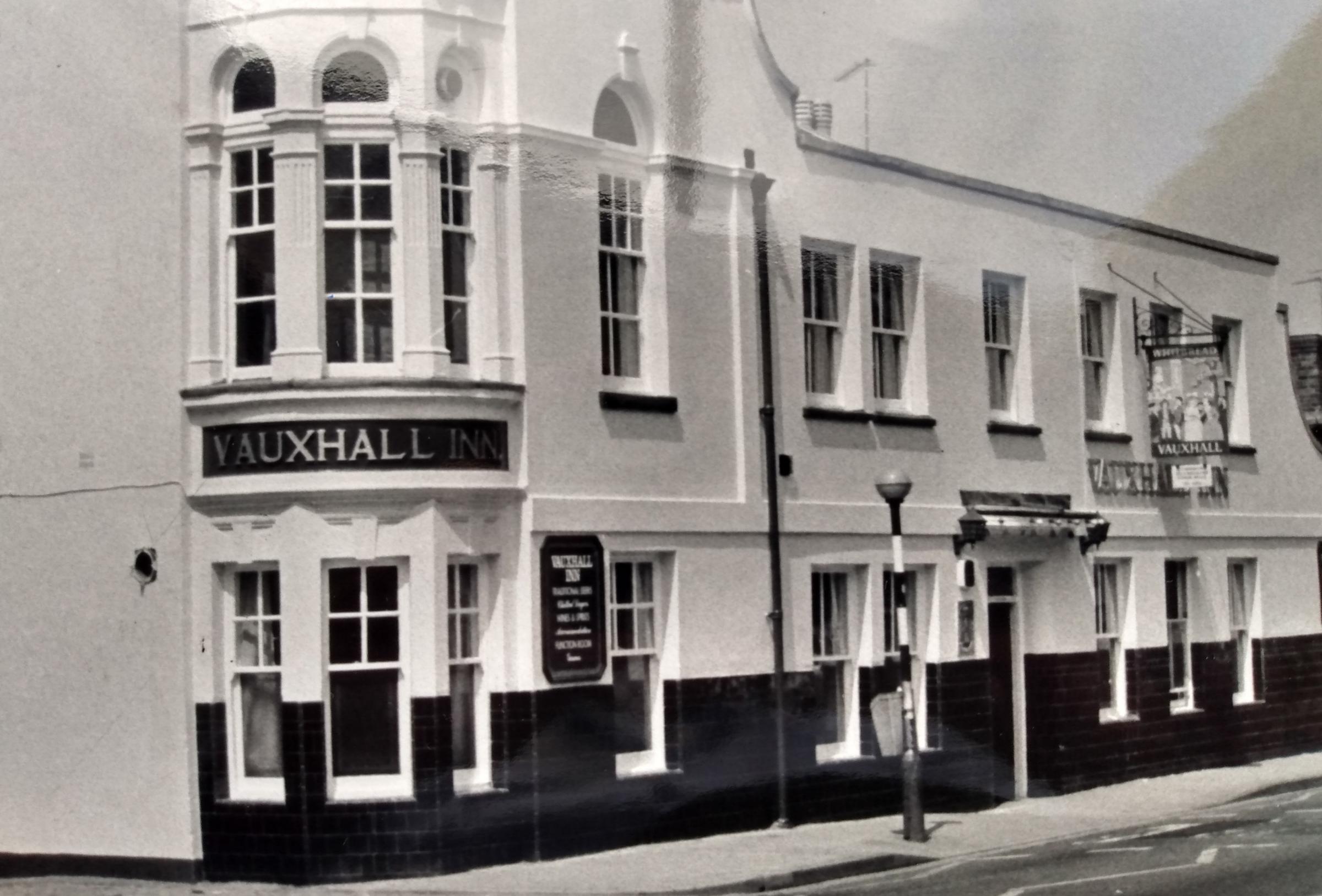 The Vauxhall Inn as it stood in May 1988. The building now houses the Balti Mahal restaurant and takeaway