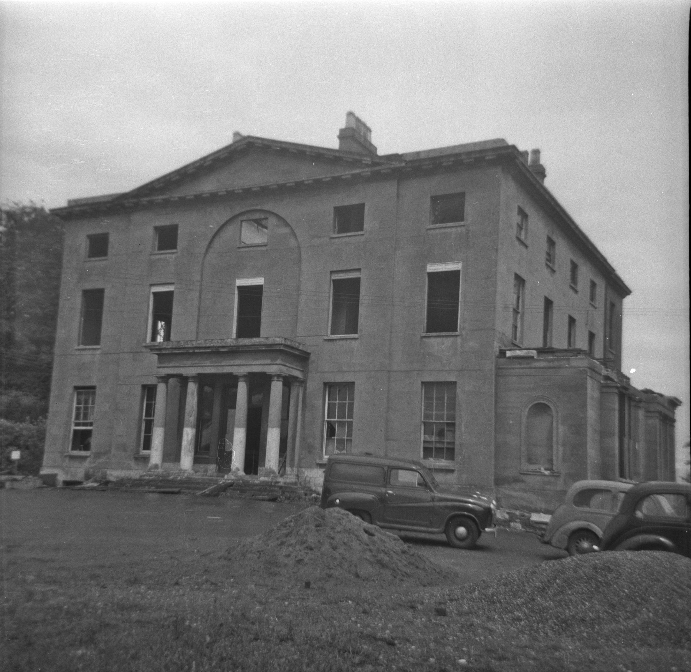 The 18th-century Perdiswell Hall, shortly before demolition in the 1950s, but during the war years, headquarters to RAF No 2 Elementary Flight Training School
