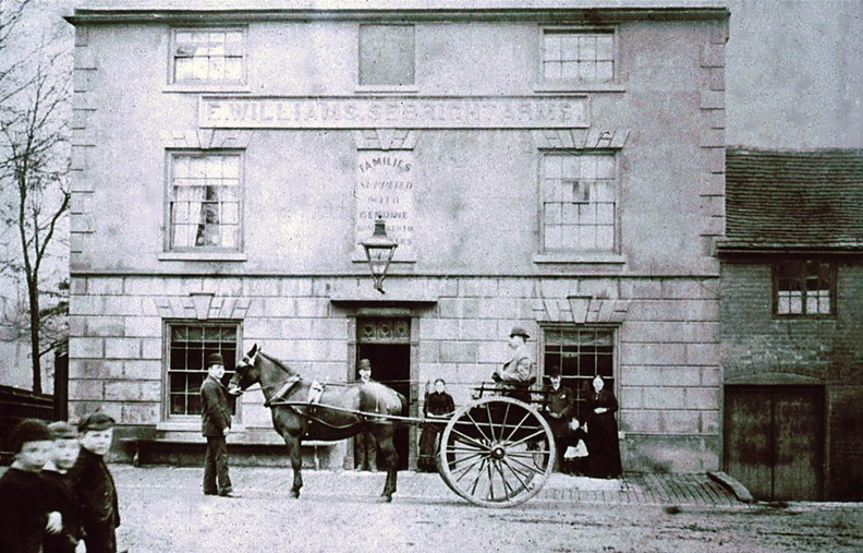 A horse and trap outside the former Seabright Arms in London Road. Wouldn’t have fancied coming down a steep hill in that