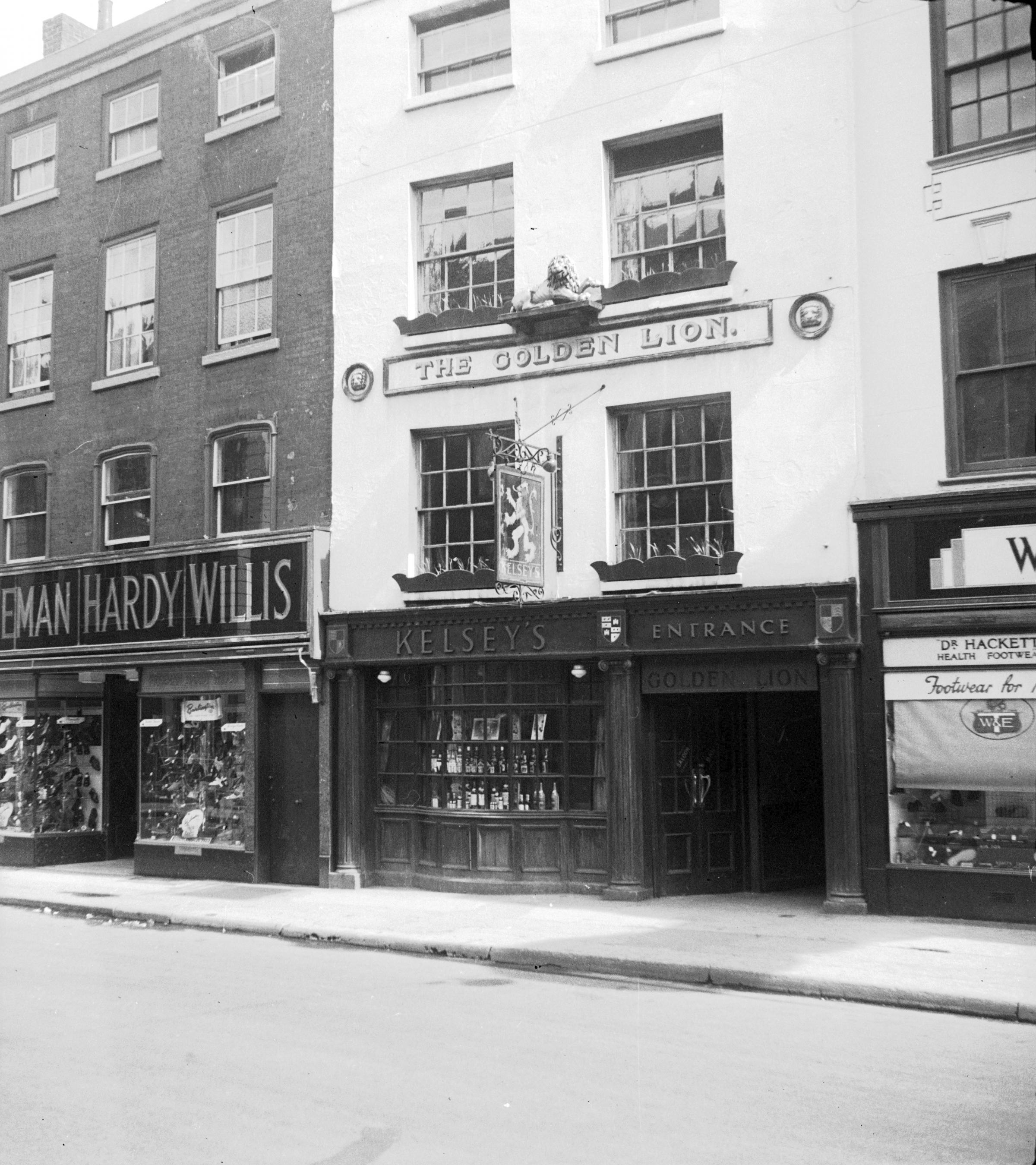 The former Golden Lion Inn, High Street in 1951. The blue plaque commemorating Sarah Siddons was unveiled last year by the Worcester Civic Society