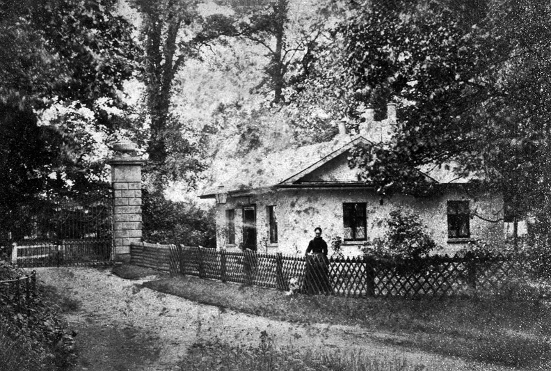 The old gatehouse of Perdiswell Hall drive in Droitwich Road, Worcester. Image courtesy CFOW