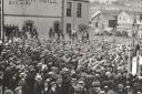 The crowds of rioters facing men of the Worcestershire Regiment in Llanelli in 1911.
