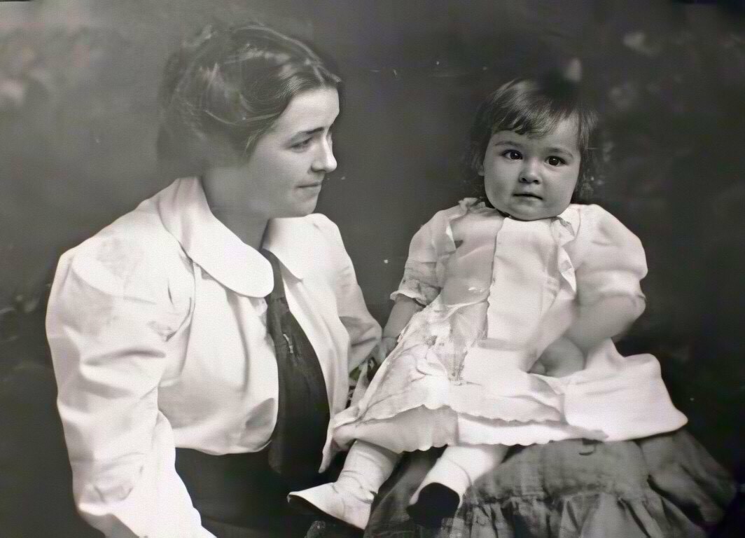 Kate Phillips and daughter Ellen in 1914