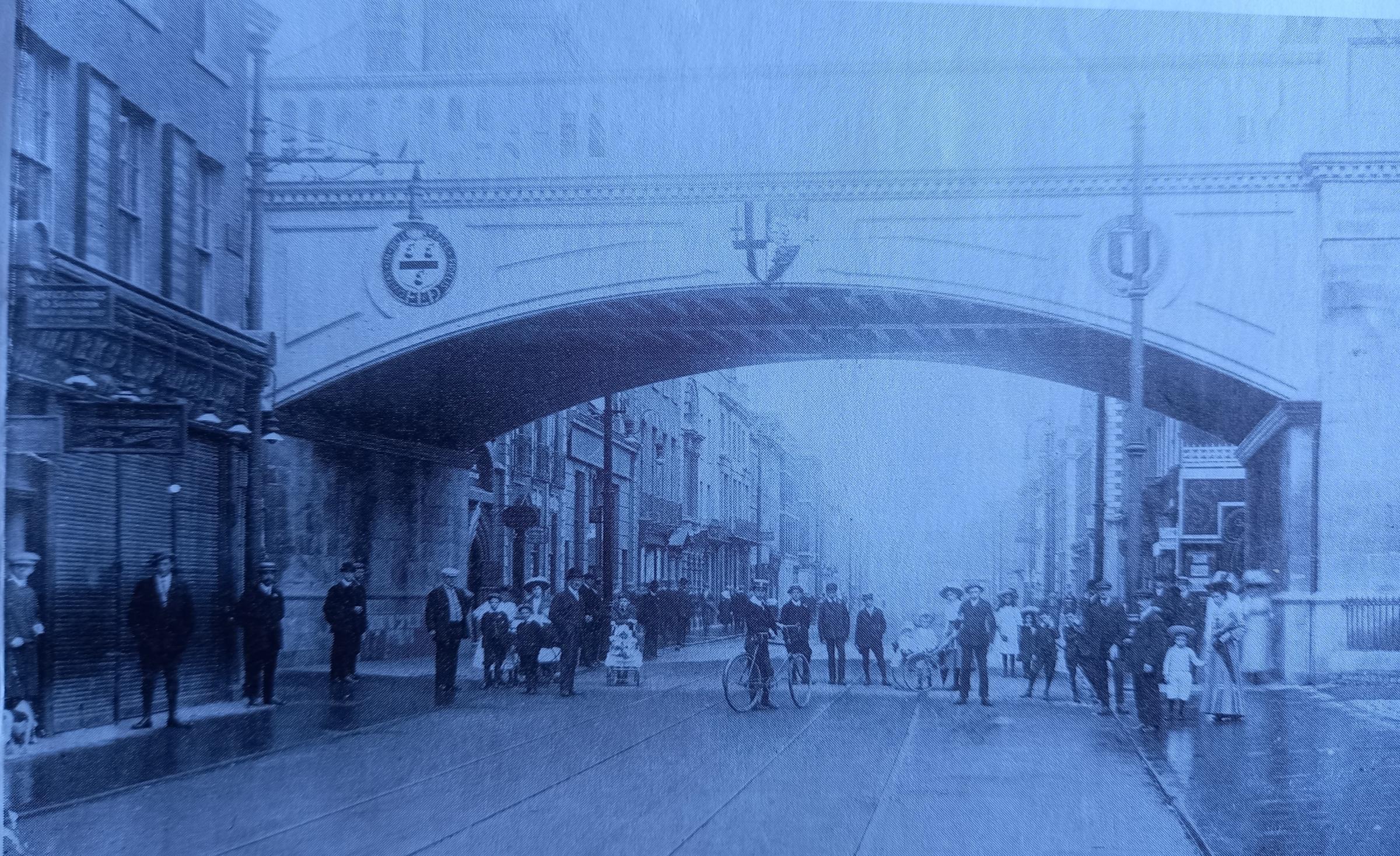Foregate Street Railway bridge as refurbished in 1909. On the left, through the arch, is the Empire Music Hall. It became the Silver Cinema in 1915 and is now the Odeon