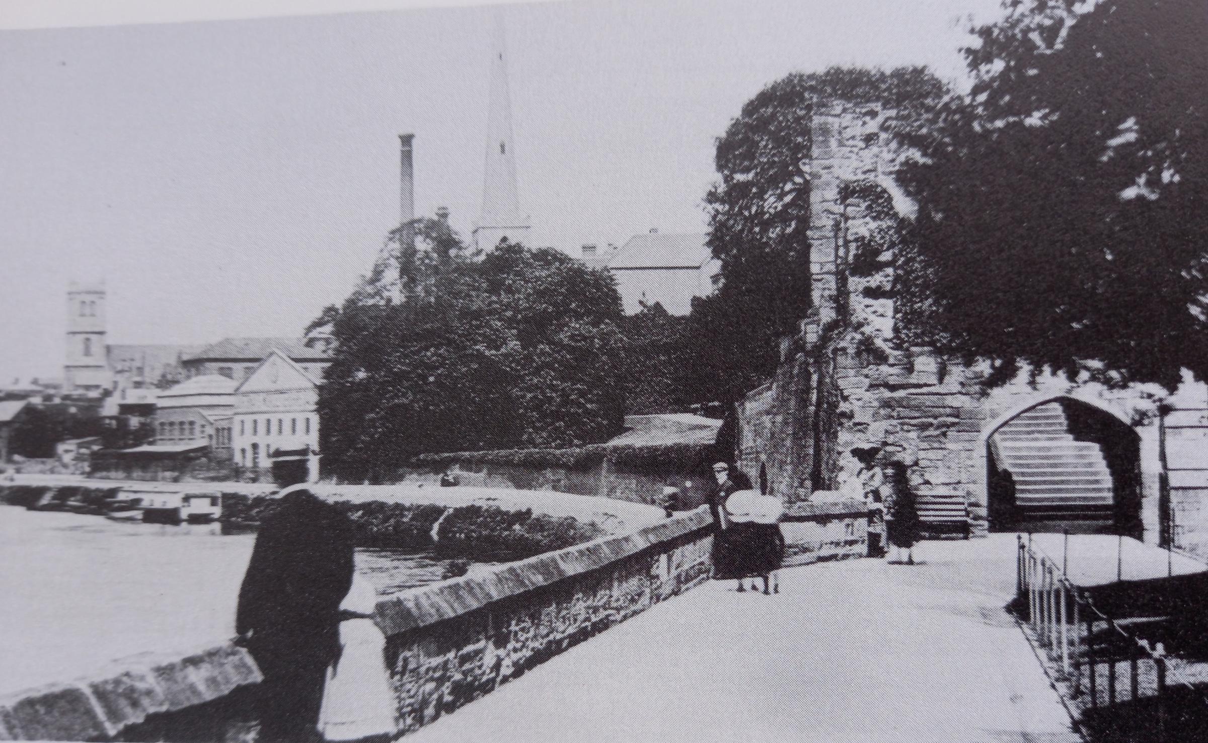 Time warp image of The Promenade alongside the river at Worcester from the Cathedral to South Quay taken in 1910