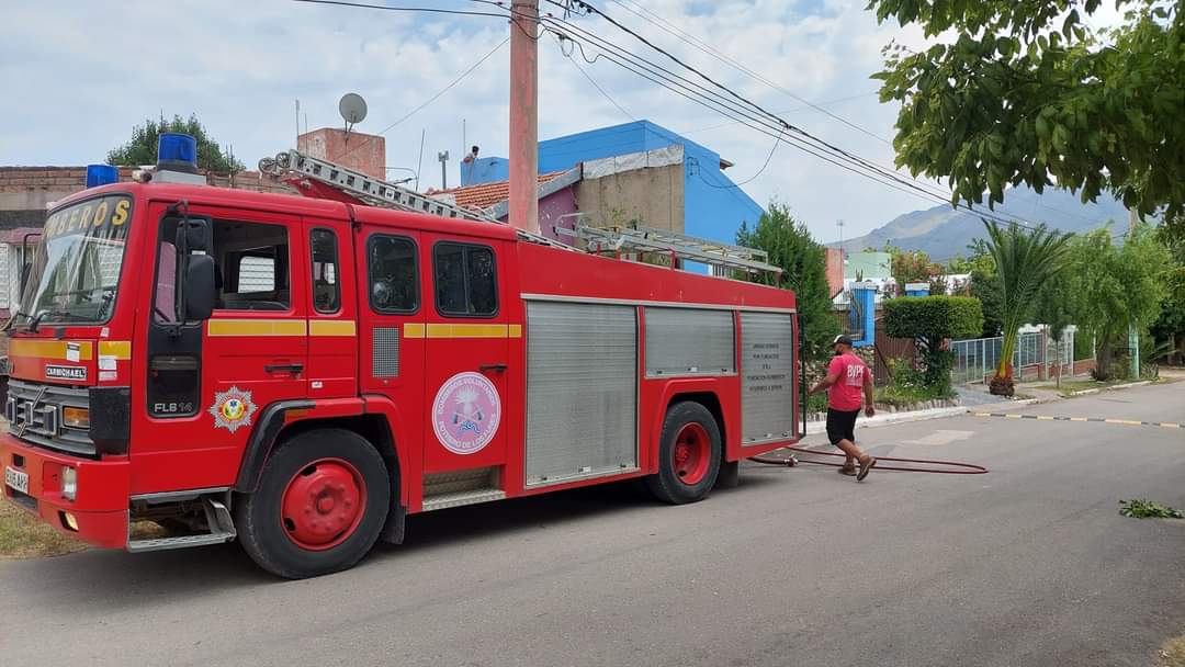 Camión de bomberos de la década de 1980 construido por Carmichael en Worcester salva vidas en Argentina