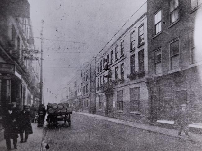 Cambio de siglo de Brad Street con el Crown Hotel y el Bell Hotel a la derecha