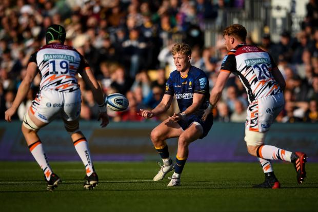 Fin Smith of Worcester Warriors passes the ball - Mandatory by-line: Andy Watts/JMP - 16/10/2021 - RUGBY - Sixways Stadium - Worcester, England - Worcester Warriors v Leicester Tigers - Gallagher Premiership Rugby