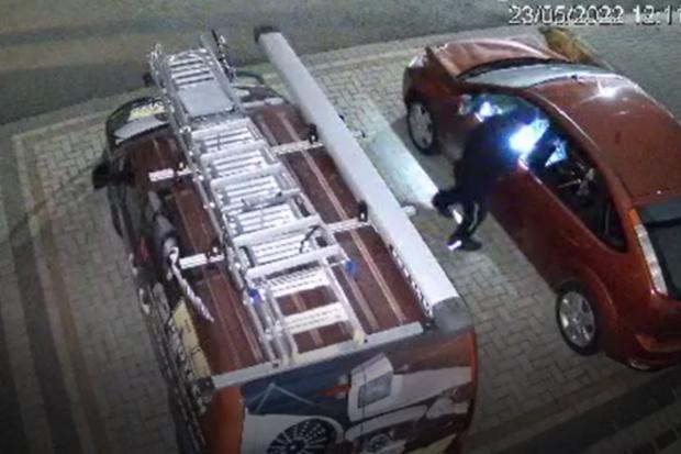 WATCH: Thief attempts to break into vehicle