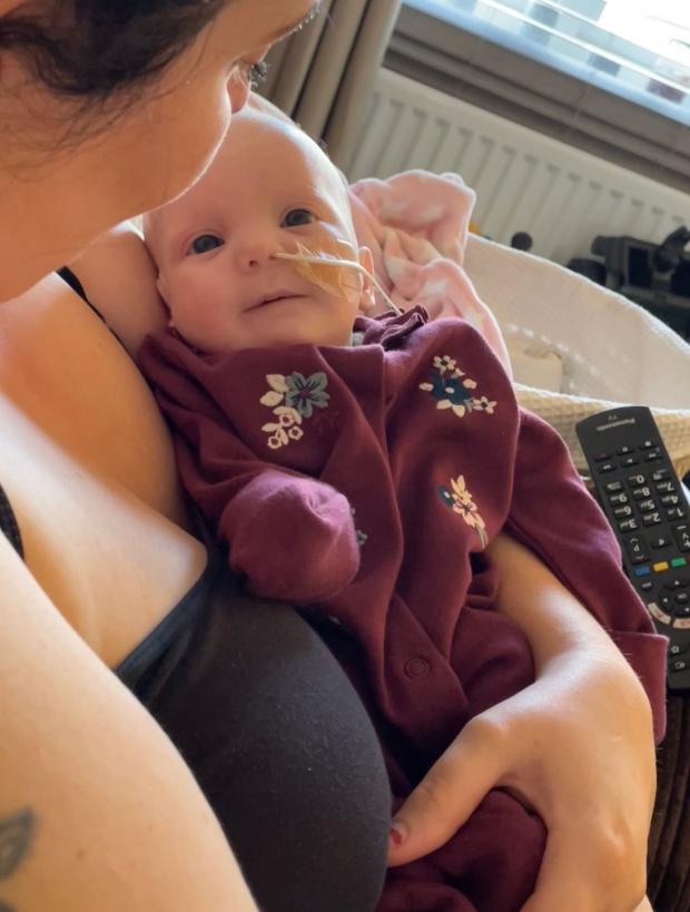 Worcester News : Phoebe Elliott tient sa fille Maisie dans ses bras