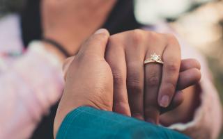A woman wearing an engagement ring. Credit: Canva