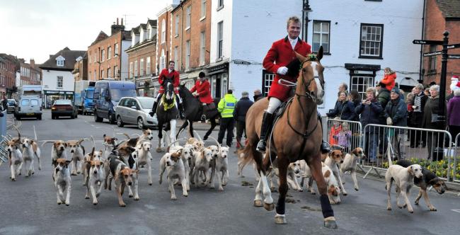 John Anyon     24/12/14       5214789201

Croome and West Warwicks Hunt meet at Upton on Wednesday...............The hounds arrive on the High Street (15180945)