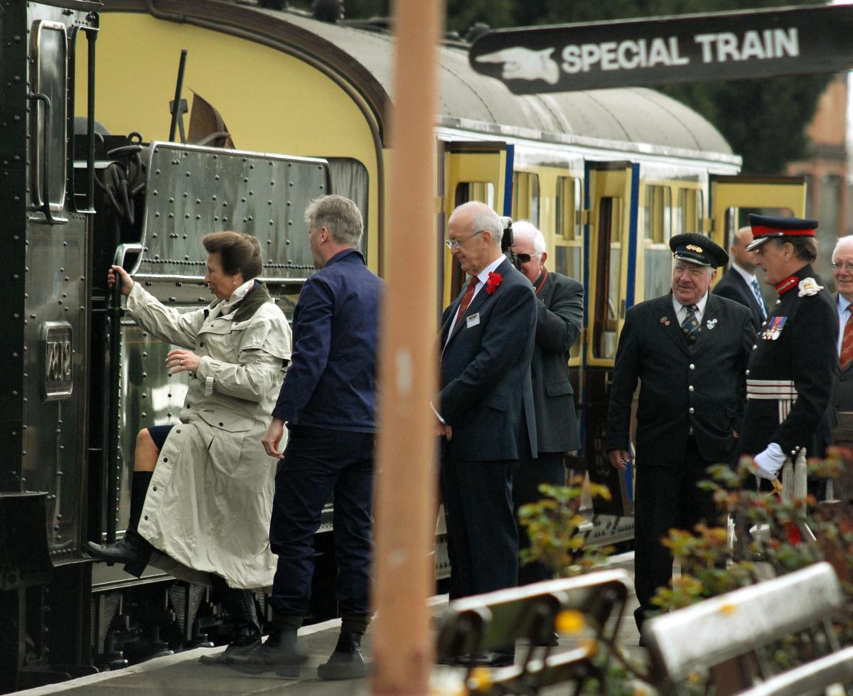 Severn Valley Railway on X: Our Chairman Nick Paul CBE and HRH The  Princess Royal @BritishMonarchy unveiling the 50th year plaque   / X